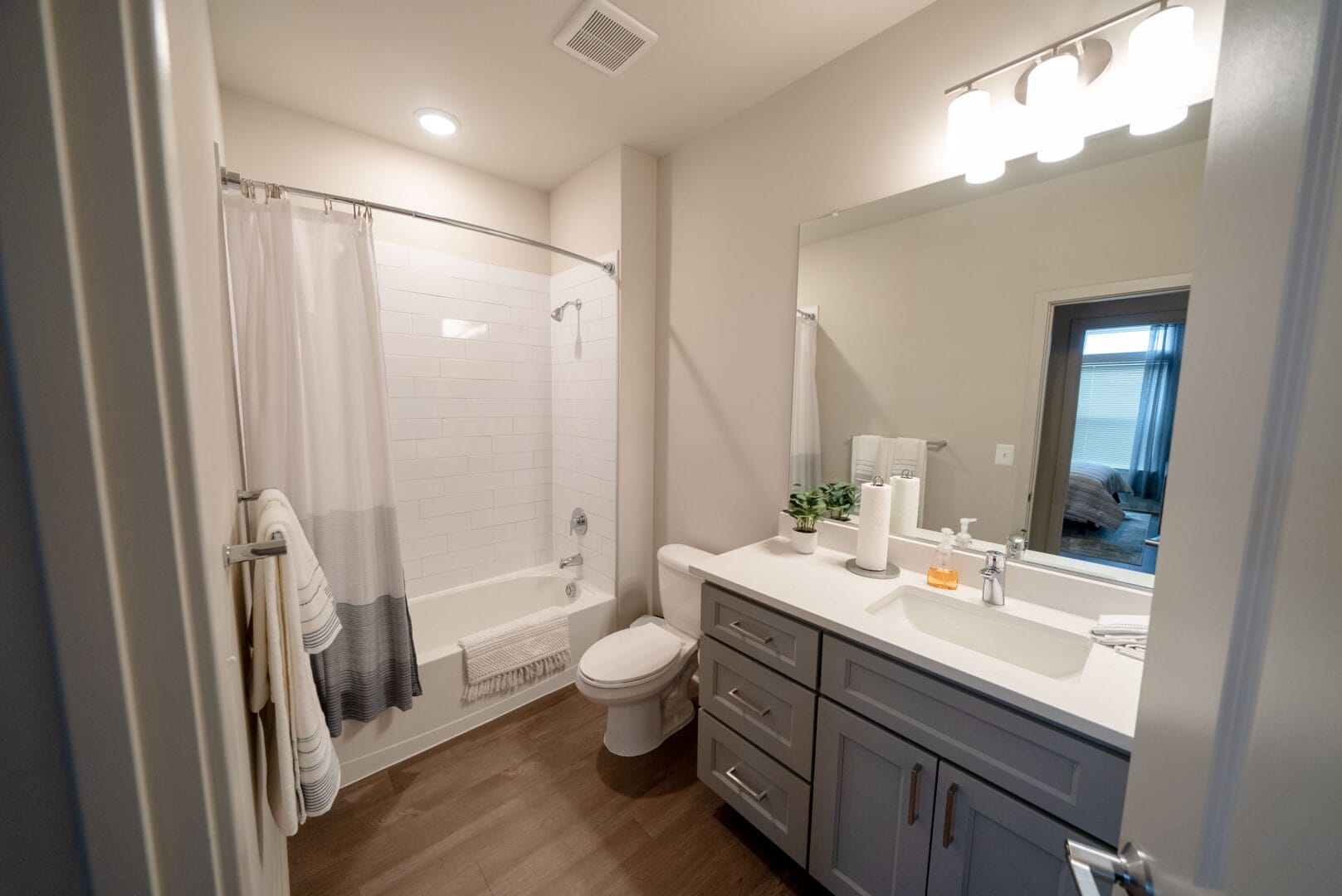 Rosewick - Updated Model - Hall Bathroom